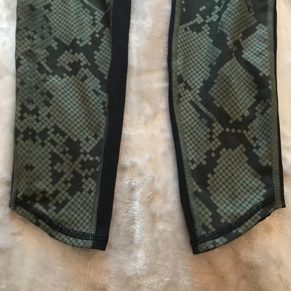 Olive Snake Print 7/8 Lululemon Leggings Size 6 - Picture 2 of 7